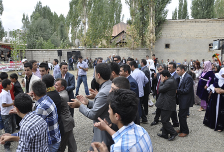 Hakkari'nin Yüksekova ilçesinde 23-25 Eylül 2011 tarihlerinde hayatlarını birleştiren çiftlerimizi sizler için sayfamıza taşıdık.