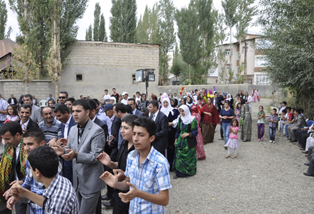 Hakkari'nin Yüksekova ilçesinde 23-25 Eylül 2011 tarihlerinde hayatlarını birleştiren çiftlerimizi sizler için sayfamıza taşıdık.