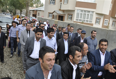 Hakkari'nin Yüksekova ilçesinde 23-25 Eylül 2011 tarihlerinde hayatlarını birleştiren çiftlerimizi sizler için sayfamıza taşıdık.