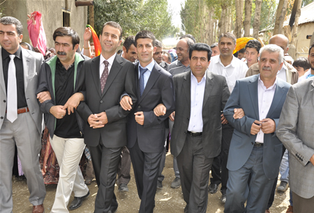 Hakkari'nin Yüksekova ilçesinde 23-25 Eylül 2011 tarihlerinde hayatlarını birleştiren çiftlerimizi sizler için sayfamıza taşıdık.