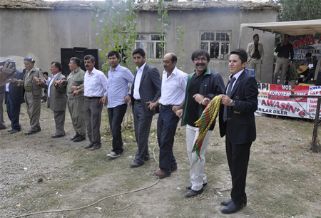 Hakkari'nin Yüksekova ilçesinde 23-25 Eylül 2011 tarihlerinde hayatlarını birleştiren çiftlerimizi sizler için sayfamıza taşıdık.