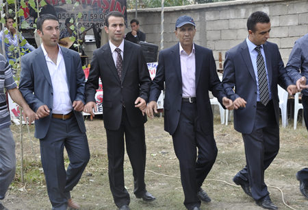 Hakkari'nin Yüksekova ilçesinde 23-25 Eylül 2011 tarihlerinde hayatlarını birleştiren çiftlerimizi sizler için sayfamıza taşıdık.