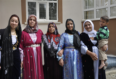 Hakkari'nin Yüksekova ilçesinde 23-25 Eylül 2011 tarihlerinde hayatlarını birleştiren çiftlerimizi sizler için sayfamıza taşıdık.
