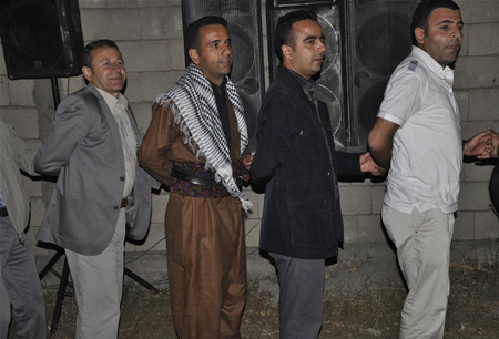 Hakkari'nin Yüksekova ilçesinde 23-25 Eylül 2011 tarihlerinde hayatlarını birleştiren çiftlerimizi sizler için sayfamıza taşıdık.