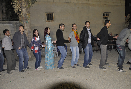 Hakkari'nin Yüksekova ilçesinde 23-25 Eylül 2011 tarihlerinde hayatlarını birleştiren çiftlerimizi sizler için sayfamıza taşıdık.