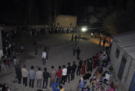Hakkari'nin Yüksekova ilçesinde 23-25 Eylül 2011 tarihlerinde hayatlarını birleştiren çiftlerimizi sizler için sayfamıza taşıdık.