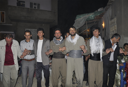 Hakkari'nin Yüksekova ilçesinde 23-25 Eylül 2011 tarihlerinde hayatlarını birleştiren çiftlerimizi sizler için sayfamıza taşıdık.