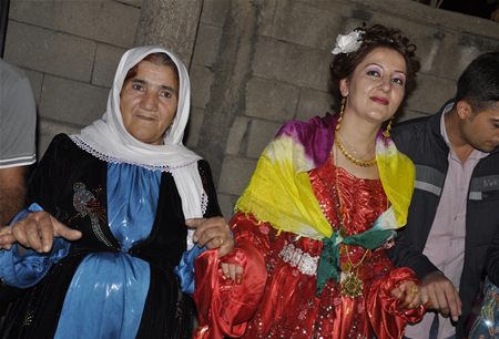 Hakkari'nin Yüksekova ilçesinde 23-25 Eylül 2011 tarihlerinde hayatlarını birleştiren çiftlerimizi sizler için sayfamıza taşıdık.