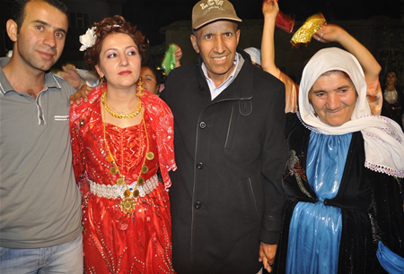 Hakkari'nin Yüksekova ilçesinde 23-25 Eylül 2011 tarihlerinde hayatlarını birleştiren çiftlerimizi sizler için sayfamıza taşıdık.