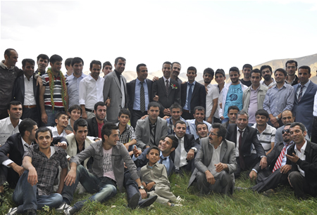 Hakkari'nin Yüksekova ilçesinde 23-25 Eylül 2011 tarihlerinde hayatlarını birleştiren çiftlerimizi sizler için sayfamıza taşıdık.