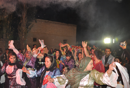 Hakkari'nin Yüksekova ilçesinde 23-25 Eylül 2011 tarihlerinde hayatlarını birleştiren çiftlerimizi sizler için sayfamıza taşıdık.