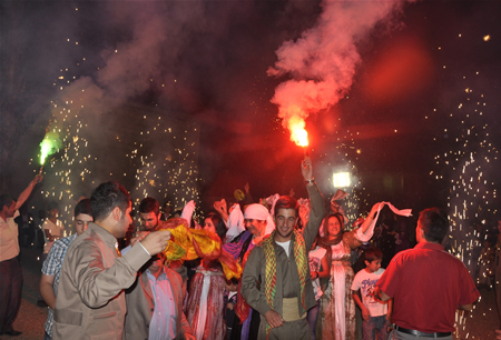 Hakkari'nin Yüksekova ilçesinde 23-25 Eylül 2011 tarihlerinde hayatlarını birleştiren çiftlerimizi sizler için sayfamıza taşıdık.