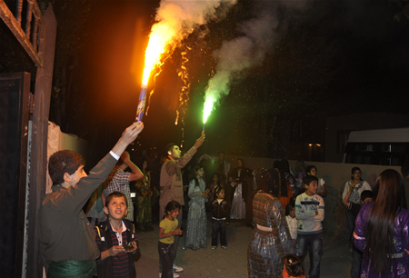 Hakkari'nin Yüksekova ilçesinde 23-25 Eylül 2011 tarihlerinde hayatlarını birleştiren çiftlerimizi sizler için sayfamıza taşıdık.