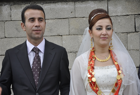 Hakkari'nin Yüksekova ilçesinde 23-25 Eylül 2011 tarihlerinde hayatlarını birleştiren çiftlerimizi sizler için sayfamıza taşıdık.