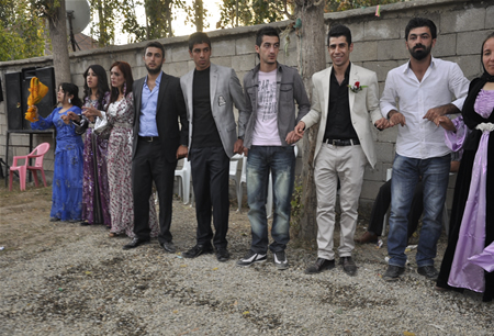 Hakkari'nin Yüksekova ilçesinde 23-25 Eylül 2011 tarihlerinde hayatlarını birleştiren çiftlerimizi sizler için sayfamıza taşıdık.