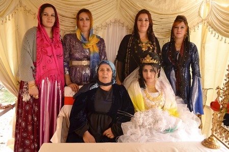 Hakkari'nin Yüksekova ilçesinde 23-25 Eylül 2011 tarihlerinde hayatlarını birleştiren çiftlerimizi sizler için sayfamıza taşıdık.