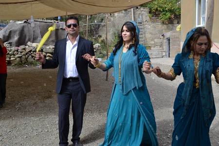 Hakkari'nin Yüksekova ilçesinde 23-25 Eylül 2011 tarihlerinde hayatlarını birleştiren çiftlerimizi sizler için sayfamıza taşıdık.