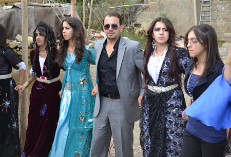 Hakkari'nin Yüksekova ilçesinde 23-25 Eylül 2011 tarihlerinde hayatlarını birleştiren çiftlerimizi sizler için sayfamıza taşıdık.