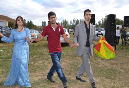 Hakkari'nin Yüksekova ilçesinde 23-25 Eylül 2011 tarihlerinde hayatlarını birleştiren çiftlerimizi sizler için sayfamıza taşıdık.