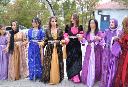 Hakkari'nin Yüksekova ilçesinde 23-25 Eylül 2011 tarihlerinde hayatlarını birleştiren çiftlerimizi sizler için sayfamıza taşıdık.