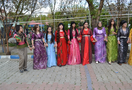 Hakkari'nin Yüksekova ilçesinde 23-25 Eylül 2011 tarihlerinde hayatlarını birleştiren çiftlerimizi sizler için sayfamıza taşıdık.
