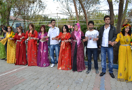 Hakkari'nin Yüksekova ilçesinde 23-25 Eylül 2011 tarihlerinde hayatlarını birleştiren çiftlerimizi sizler için sayfamıza taşıdık.