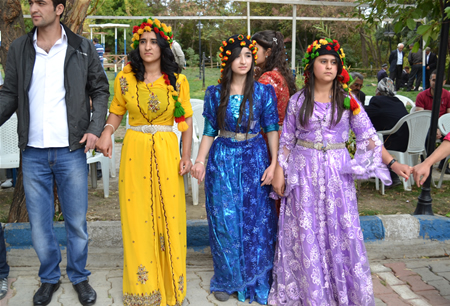 Hakkari'nin Yüksekova ilçesinde 23-25 Eylül 2011 tarihlerinde hayatlarını birleştiren çiftlerimizi sizler için sayfamıza taşıdık.