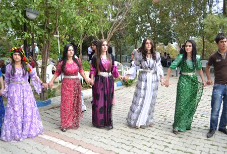 Hakkari'nin Yüksekova ilçesinde 23-25 Eylül 2011 tarihlerinde hayatlarını birleştiren çiftlerimizi sizler için sayfamıza taşıdık.