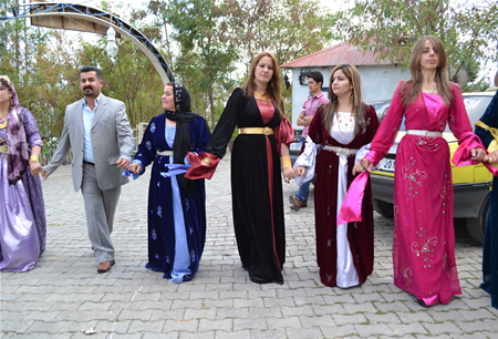 Hakkari'nin Yüksekova ilçesinde 23-25 Eylül 2011 tarihlerinde hayatlarını birleştiren çiftlerimizi sizler için sayfamıza taşıdık.