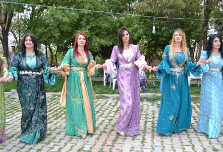 Hakkari'nin Yüksekova ilçesinde 23-25 Eylül 2011 tarihlerinde hayatlarını birleştiren çiftlerimizi sizler için sayfamıza taşıdık.