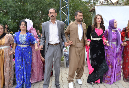 Hakkari'nin Yüksekova ilçesinde 23-25 Eylül 2011 tarihlerinde hayatlarını birleştiren çiftlerimizi sizler için sayfamıza taşıdık.