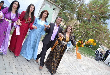 Hakkari'nin Yüksekova ilçesinde 23-25 Eylül 2011 tarihlerinde hayatlarını birleştiren çiftlerimizi sizler için sayfamıza taşıdık.