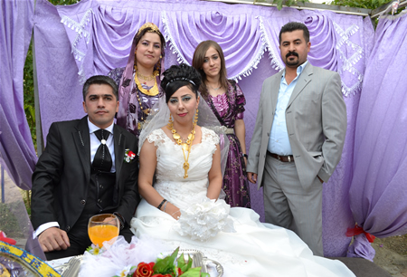 Hakkari'nin Yüksekova ilçesinde 23-25 Eylül 2011 tarihlerinde hayatlarını birleştiren çiftlerimizi sizler için sayfamıza taşıdık.