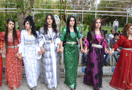 Hakkari'nin Yüksekova ilçesinde 23-25 Eylül 2011 tarihlerinde hayatlarını birleştiren çiftlerimizi sizler için sayfamıza taşıdık.