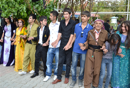 Hakkari'nin Yüksekova ilçesinde 23-25 Eylül 2011 tarihlerinde hayatlarını birleştiren çiftlerimizi sizler için sayfamıza taşıdık.