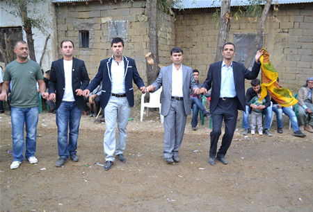 Hakkari'nin Yüksekova ilçesinde 23-25 Eylül 2011 tarihlerinde hayatlarını birleştiren çiftlerimizi sizler için sayfamıza taşıdık.