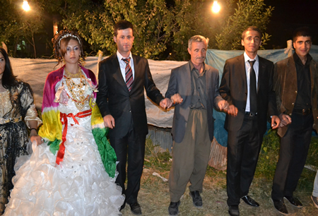 Hakkari'nin Yüksekova ilçesinde 23-25 Eylül 2011 tarihlerinde hayatlarını birleştiren çiftlerimizi sizler için sayfamıza taşıdık.