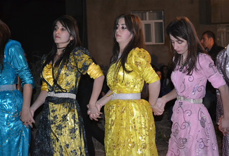 Hakkari'nin Yüksekova ilçesinde 23-25 Eylül 2011 tarihlerinde hayatlarını birleştiren çiftlerimizi sizler için sayfamıza taşıdık.