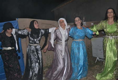 Hakkari'nin Yüksekova ilçesinde 23-25 Eylül 2011 tarihlerinde hayatlarını birleştiren çiftlerimizi sizler için sayfamıza taşıdık.