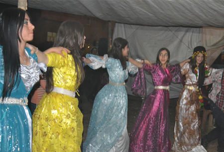 Hakkari'nin Yüksekova ilçesinde 23-25 Eylül 2011 tarihlerinde hayatlarını birleştiren çiftlerimizi sizler için sayfamıza taşıdık.