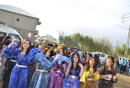 Hakkari'nin Yüksekova ilçesinde 23-25 Eylül 2011 tarihlerinde hayatlarını birleştiren çiftlerimizi sizler için sayfamıza taşıdık.
