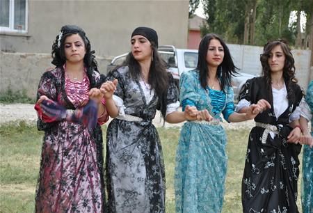 Hakkari'nin Yüksekova ilçesinde 23-25 Eylül 2011 tarihlerinde hayatlarını birleştiren çiftlerimizi sizler için sayfamıza taşıdık.