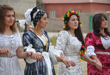 Hakkari'nin Yüksekova ilçesinde 23-25 Eylül 2011 tarihlerinde hayatlarını birleştiren çiftlerimizi sizler için sayfamıza taşıdık.