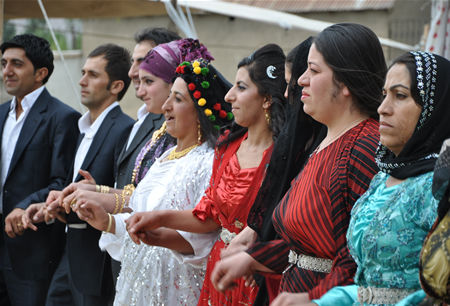 Hakkari'nin Yüksekova ilçesinde 23-25 Eylül 2011 tarihlerinde hayatlarını birleştiren çiftlerimizi sizler için sayfamıza taşıdık.