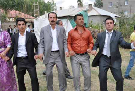 Hakkari'nin Yüksekova ilçesinde 23-25 Eylül 2011 tarihlerinde hayatlarını birleştiren çiftlerimizi sizler için sayfamıza taşıdık.