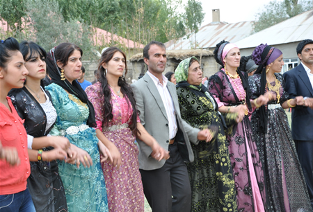 Hakkari'nin Yüksekova ilçesinde 23-25 Eylül 2011 tarihlerinde hayatlarını birleştiren çiftlerimizi sizler için sayfamıza taşıdık.