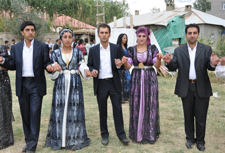 Hakkari'nin Yüksekova ilçesinde 23-25 Eylül 2011 tarihlerinde hayatlarını birleştiren çiftlerimizi sizler için sayfamıza taşıdık.