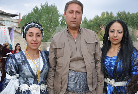 Hakkari'nin Yüksekova ilçesinde 23-25 Eylül 2011 tarihlerinde hayatlarını birleştiren çiftlerimizi sizler için sayfamıza taşıdık.