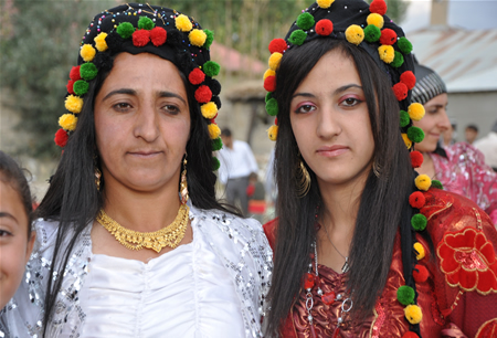 Hakkari'nin Yüksekova ilçesinde 23-25 Eylül 2011 tarihlerinde hayatlarını birleştiren çiftlerimizi sizler için sayfamıza taşıdık.