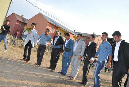 Hakkari'nin Yüksekova ilçesinde 23-25 Eylül 2011 tarihlerinde hayatlarını birleştiren çiftlerimizi sizler için sayfamıza taşıdık.